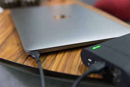 Comment recharger un ordinateur portable sans chargeur spécifique ?